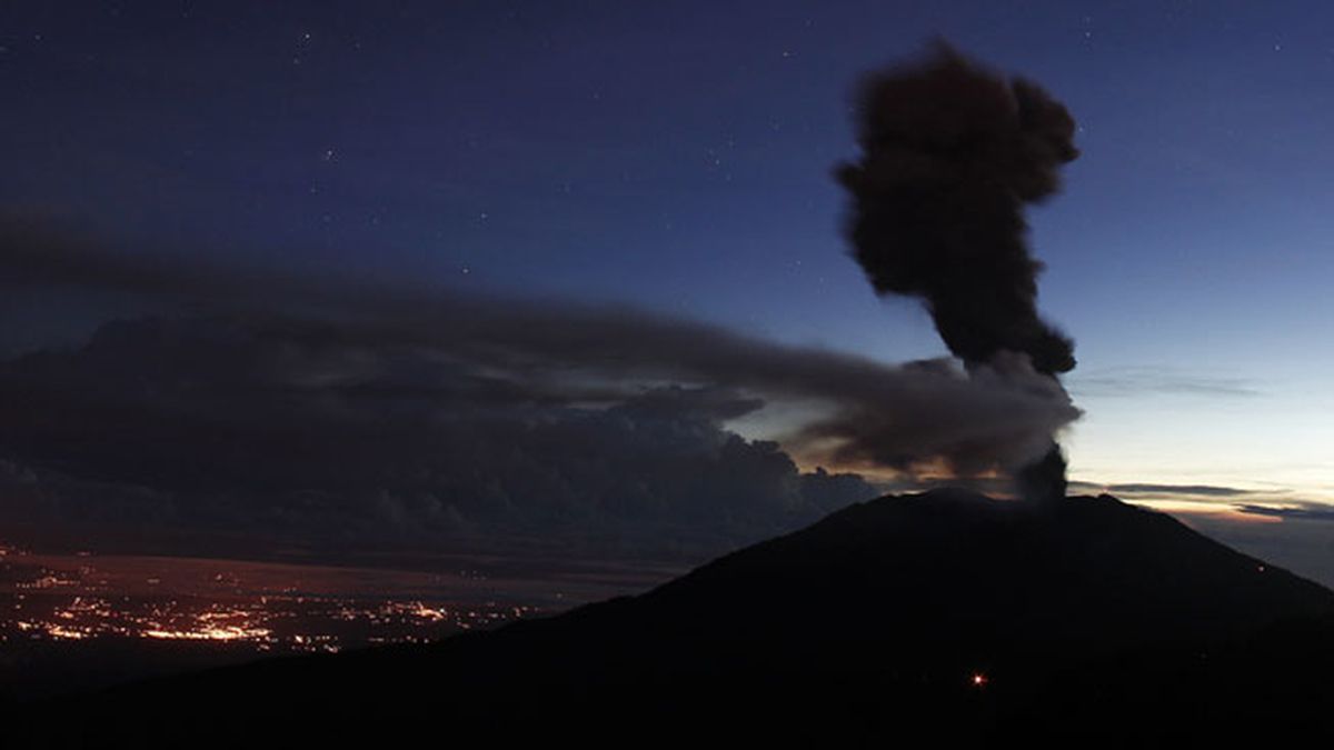 Costa Rica cierra el aeropuerto de la capital tras erupción del Turrialba