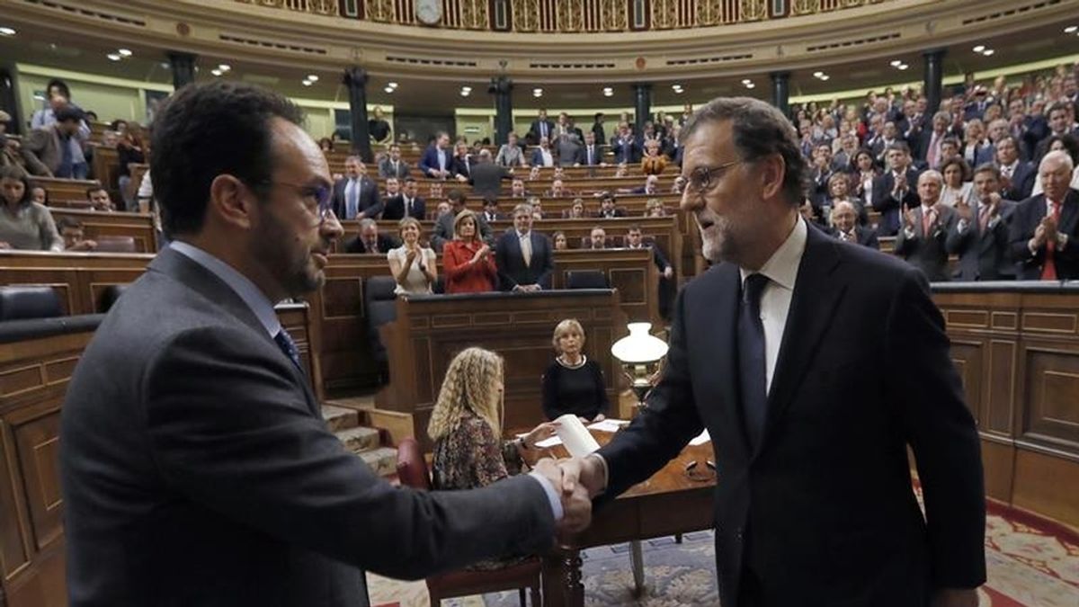 Rajoy y Hernando, el estrechón de manos tras la votación que lo hizo presidente