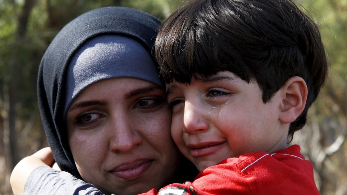 Una refugiada siria abraza a su hijo