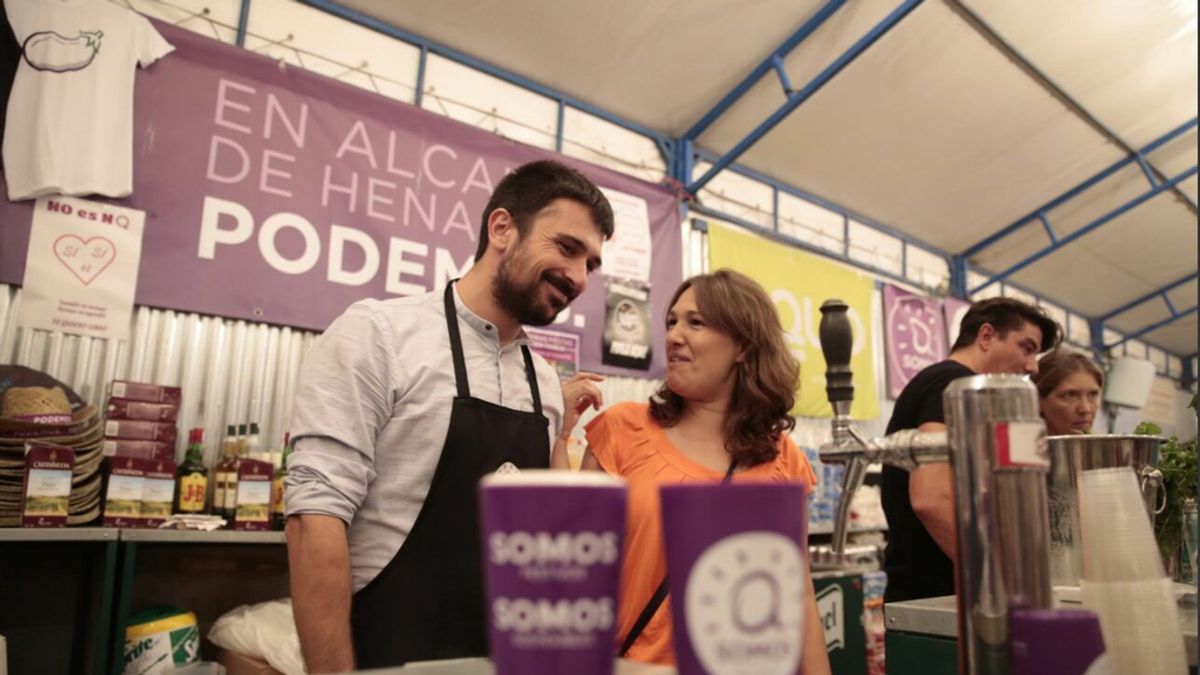 Ramón Espinar y María Espinosa ponen cañas en la caseta de Podemos en las fiestas de Alcalá