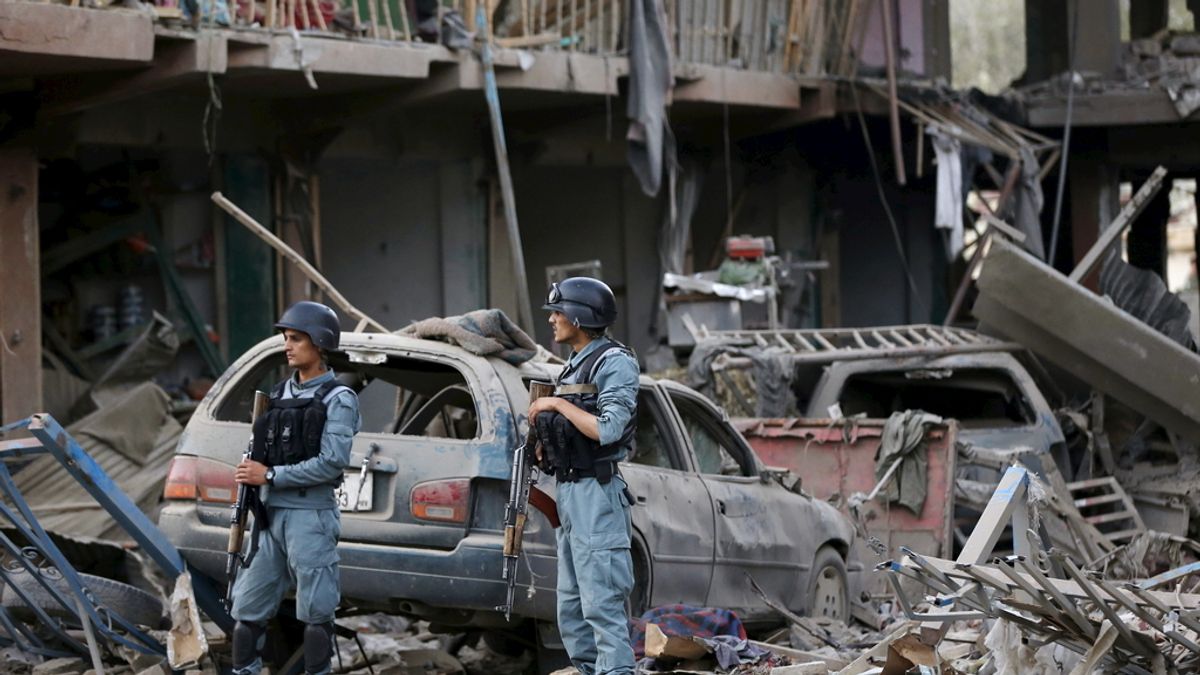 Mueren ocho personas y 200 resultan heridas al explotar un coche bomba en Kabul