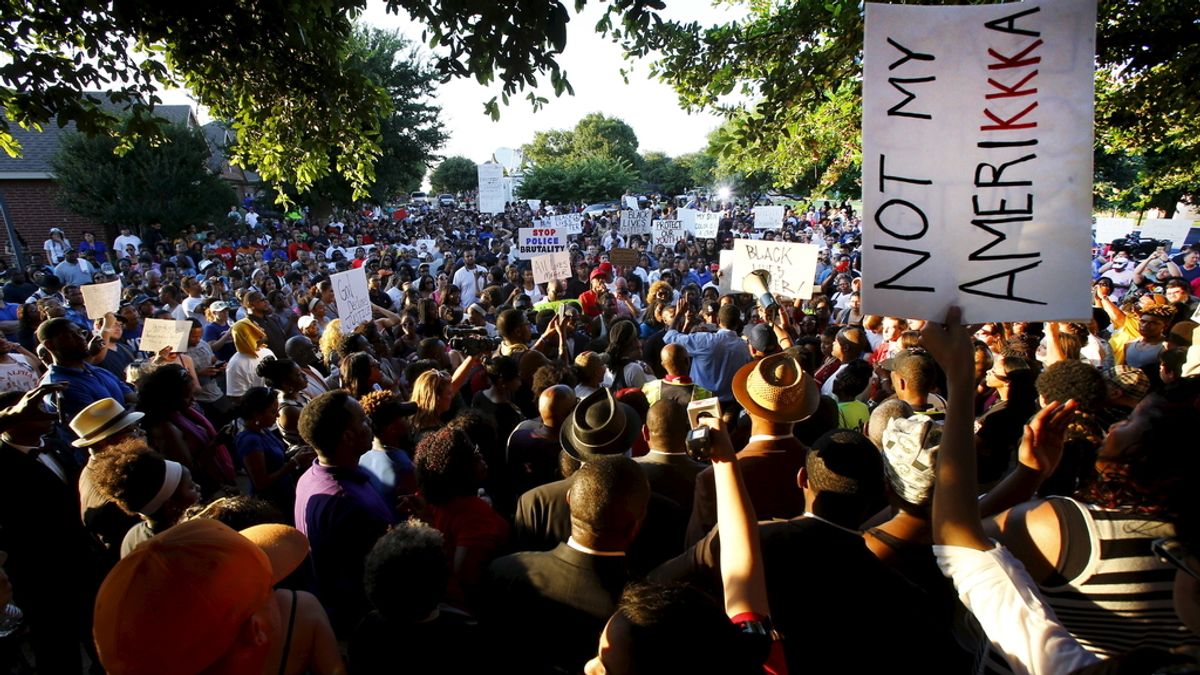 Cientos de personas protestan en Texas contra la brutalidad policial tras la última agresión
