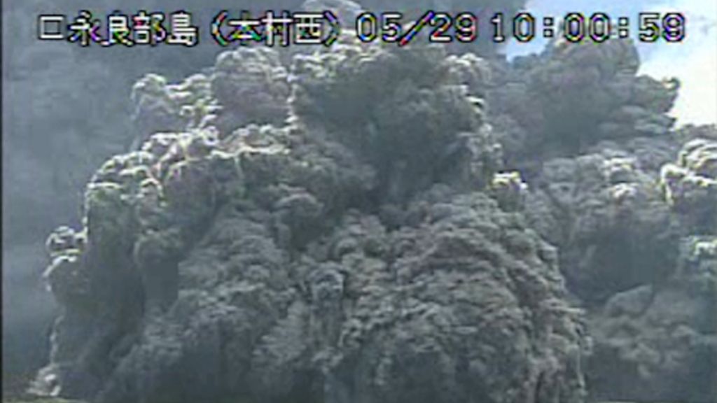 Japón decreta el nivel máximo de alerta tras la erupción de un volcán