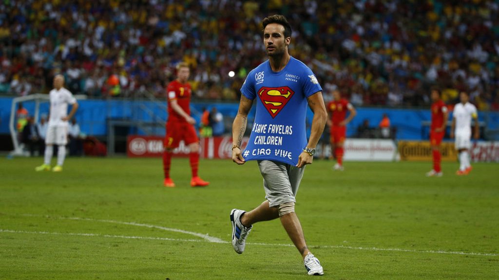 Un espontáneo salió para reivindicar ayuda para los niños de las favelas