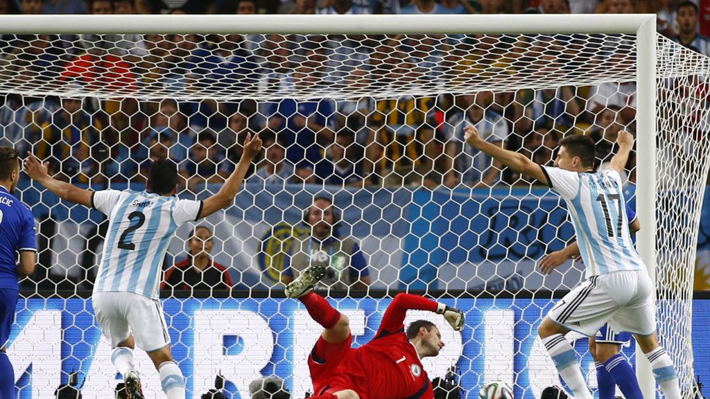 Los jugadores argentinos celebran el primer gol del partido