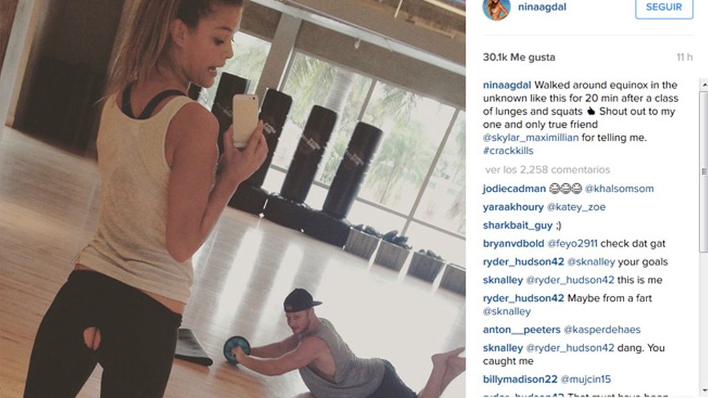 Nina Agdal con el trasero al aire