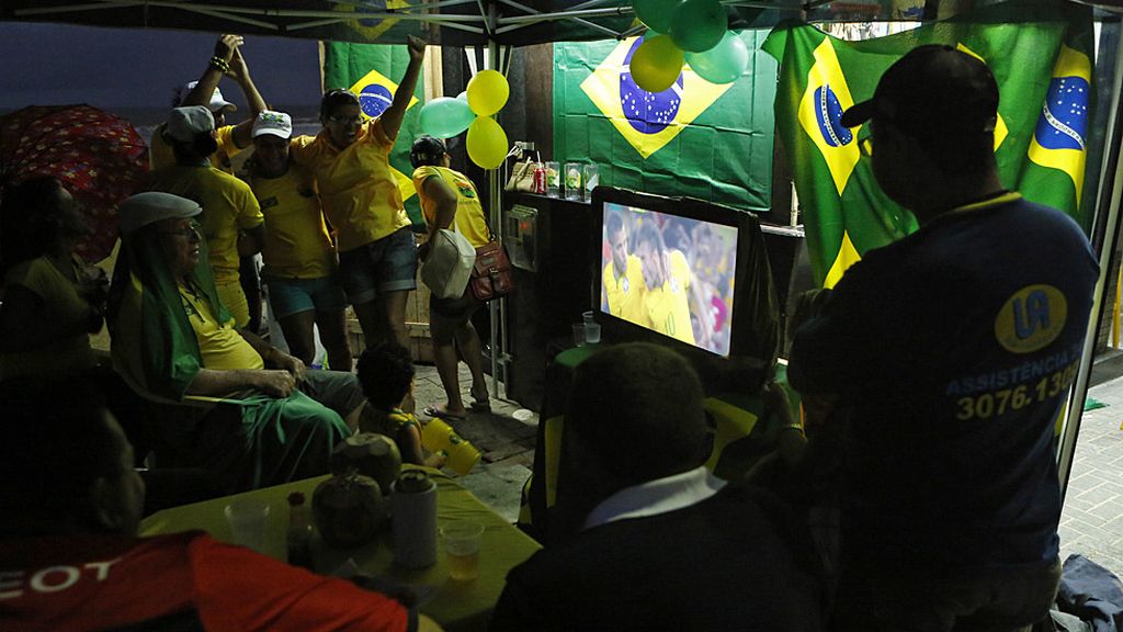 Los vecinos se juntaban en los patios para seguir el partido