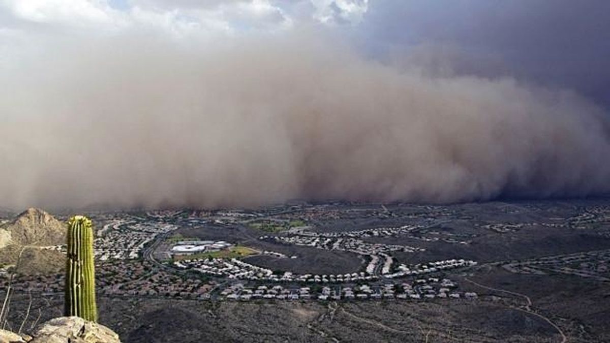 Una gran tormenta de arena envuelve Phoenix