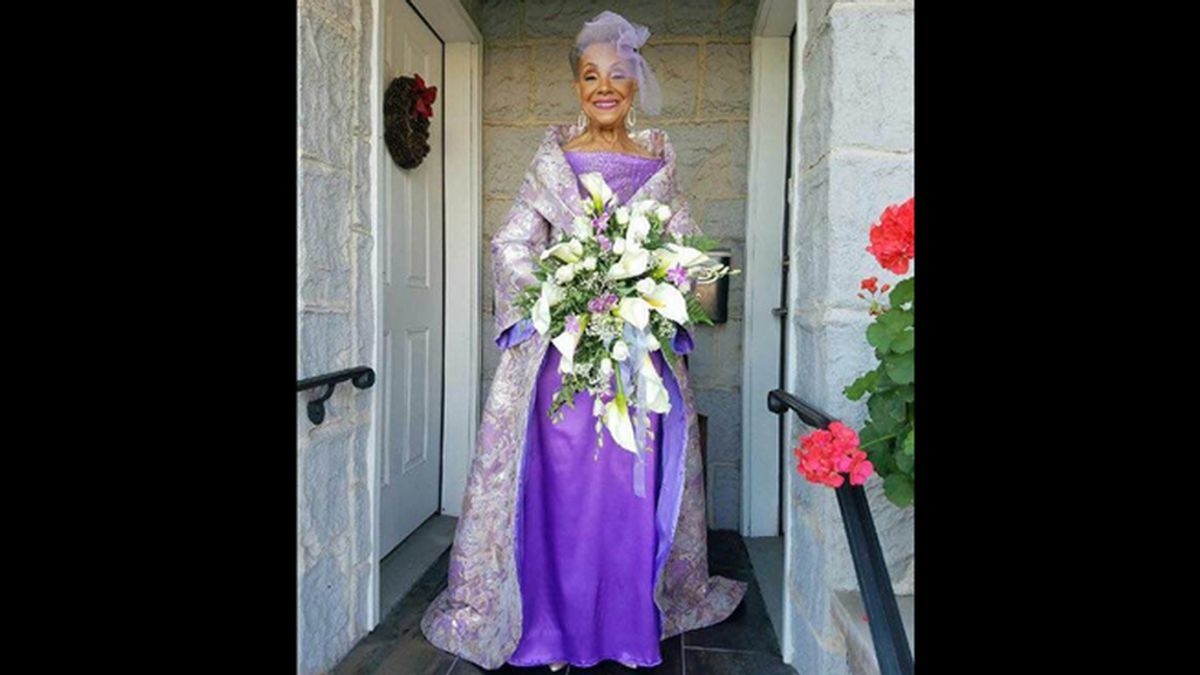 Se casa a los 86 años y conquista a Internet con su precioso vestido de novia