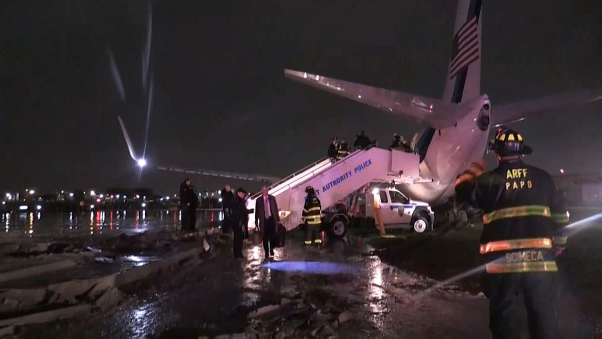 El avión en el que viajaba Mike Pence se sale de la pista al aterrizar en Nueva York