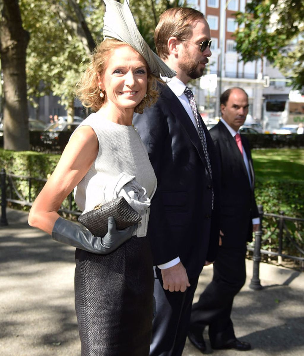 Cayetano Martínez de Irujo presenta a su novia en la boda de su sobrino