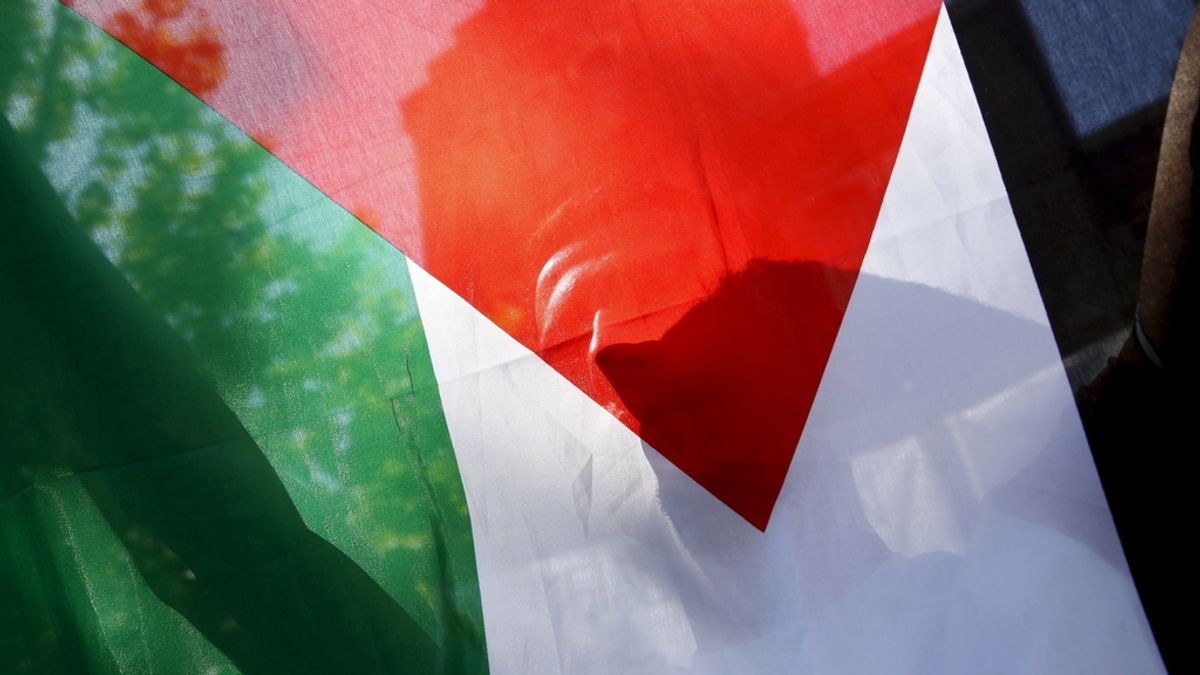 Un refugiado palestino sujeta la bandera