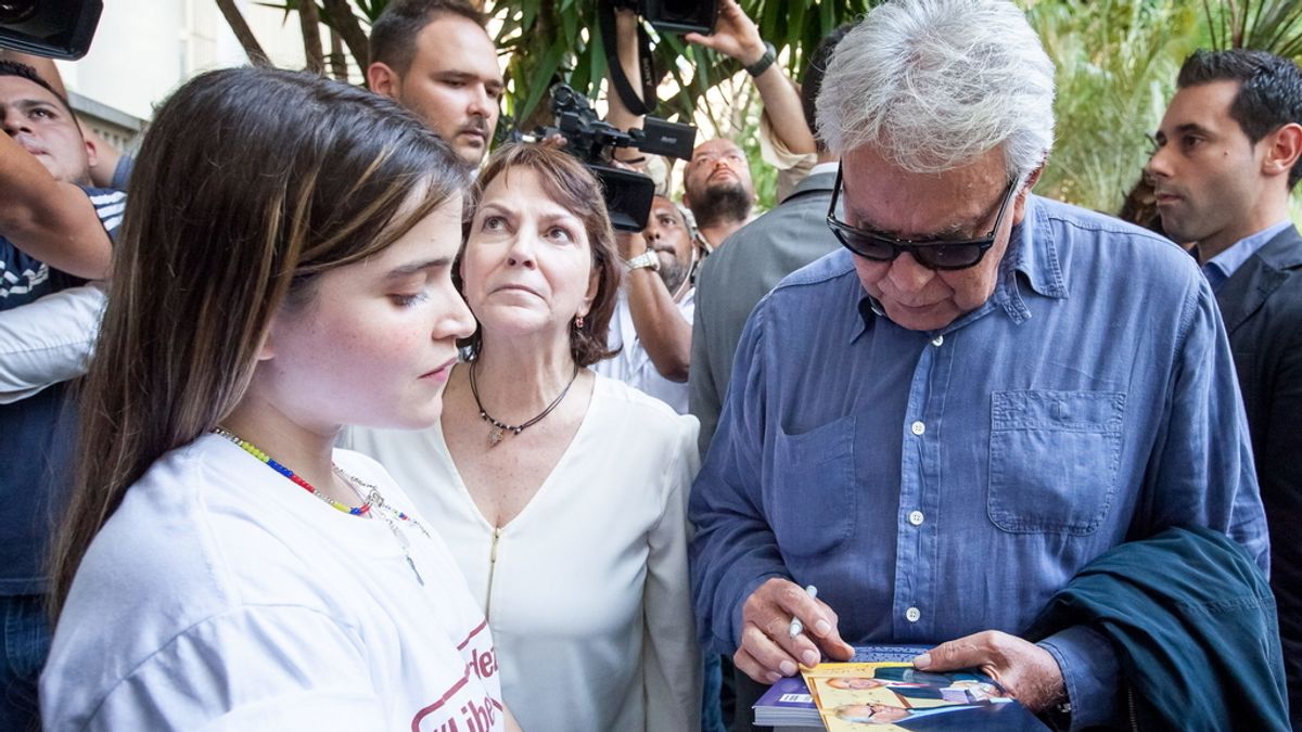 Felipe González con la familia de Antonio Ledesma