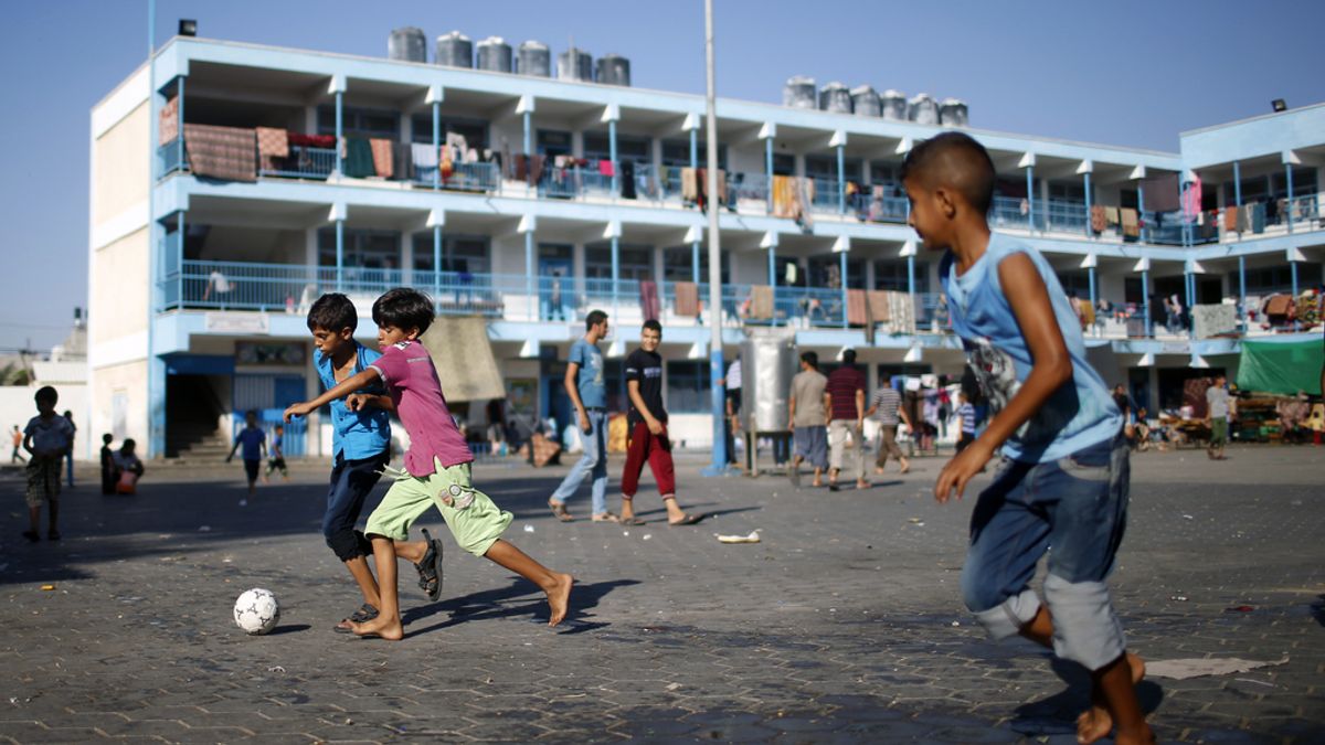 Niños jugando en un campo de refugiados palestinos
