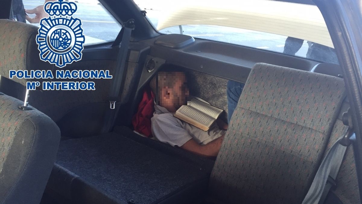 La Policía Nacional localiza a un inmigrante en el doble fondo del maletero de un vehículo