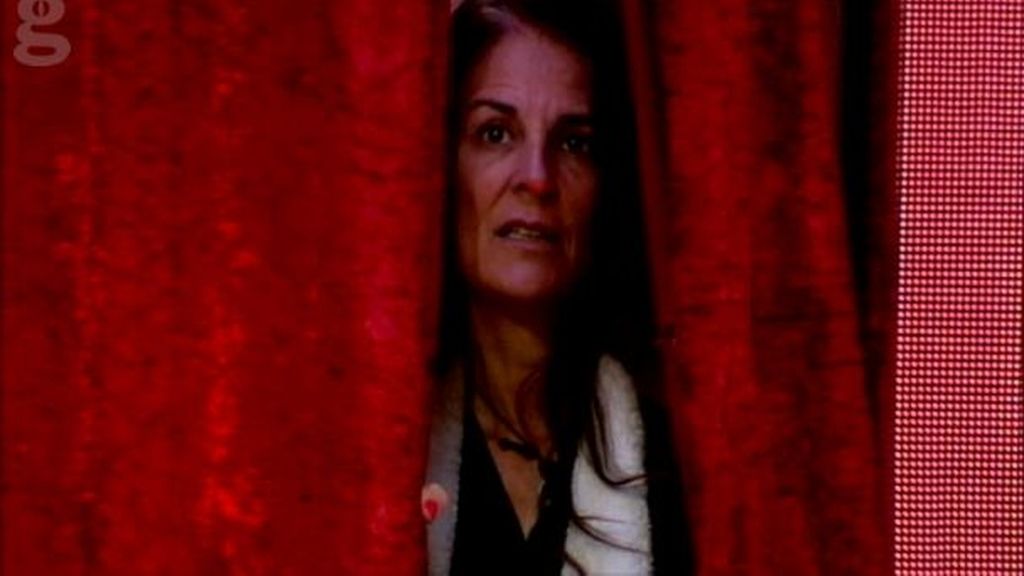 Ángela tras la cortina