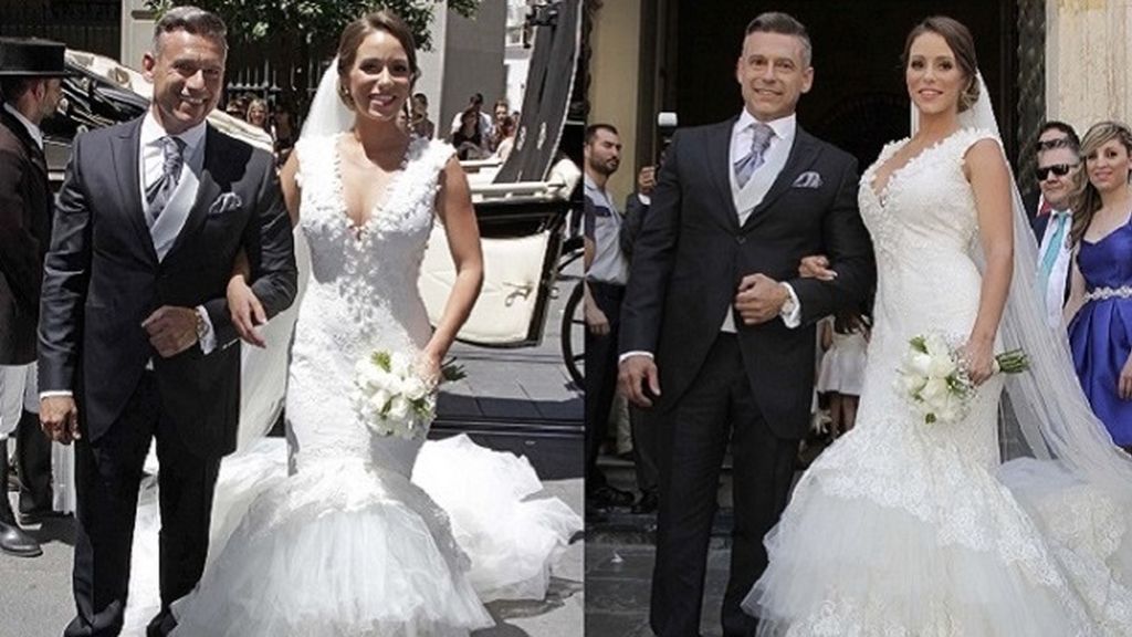 Con un importante escote en pico, de encaje y muy andaluz