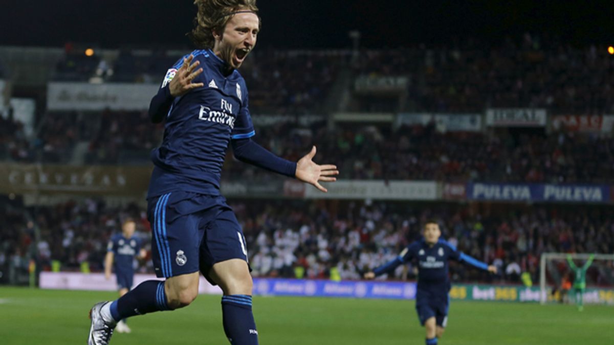 Modric salva al Madrid en Granada