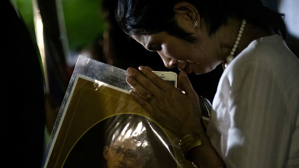 Los tailandeses lloran la muerte de Bhumibol, su rey durante 70 años.