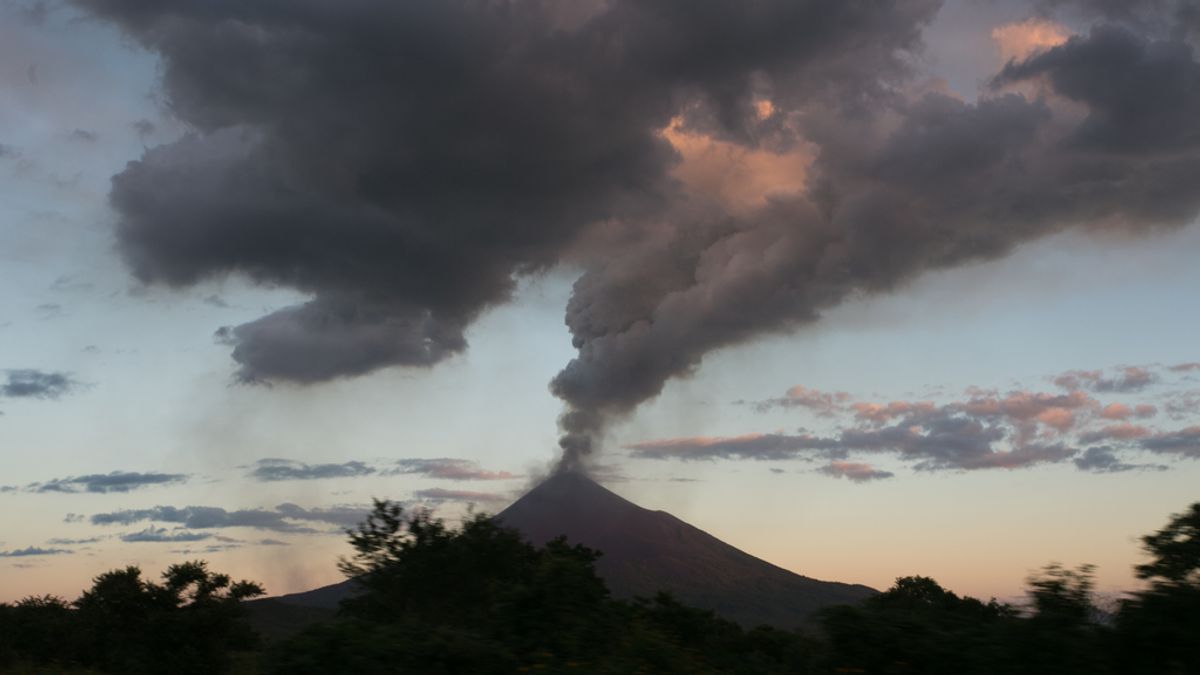 El volcán Momotombo (Nicaragua) ha entrado de nuevo en erupción