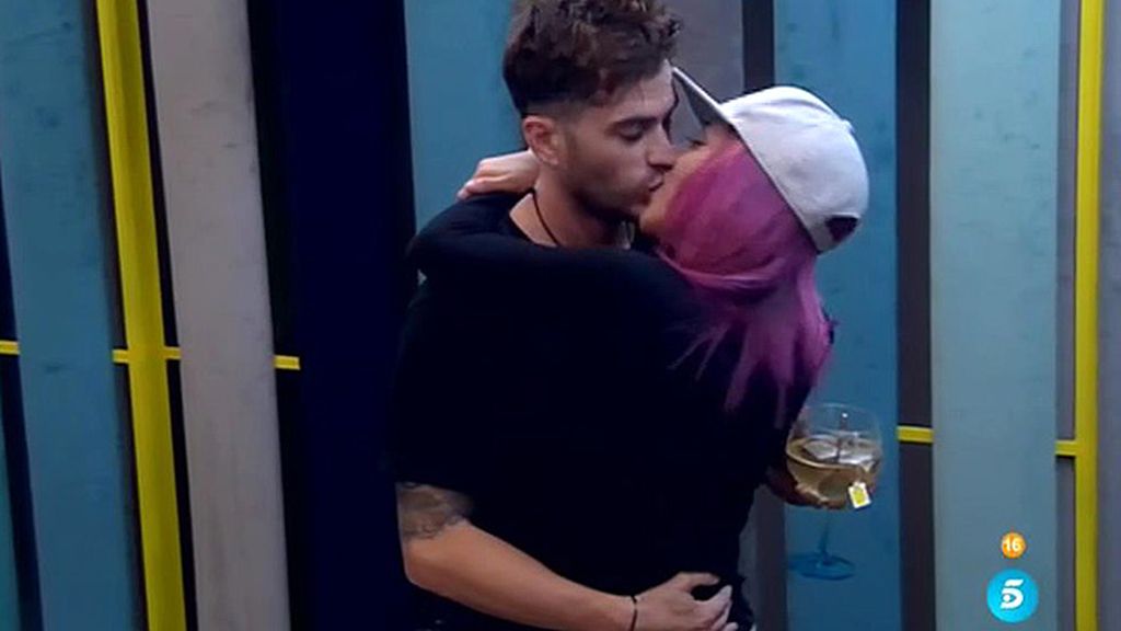 Se besan ante la audiencia, pero se esconden de sus compañeros