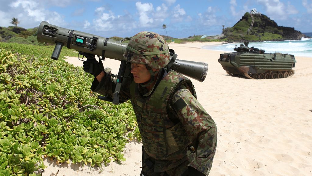 Las fuerzas japonesas realizan un simulacro de asalto en la playa