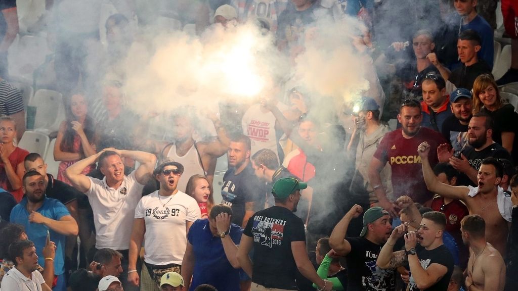 Ingleses y rusos se enfrentan por la calles de la ciudad portuaria