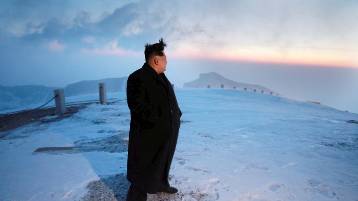 Kim escala la montaña más alta del país