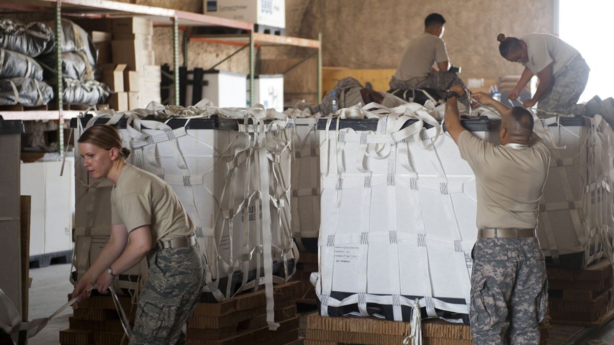 Militares de EEUU preparan un cargamento de ayuda humanitaria
