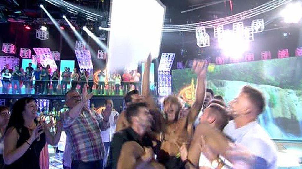 Jorge celebra su triunfo por todo lo alto