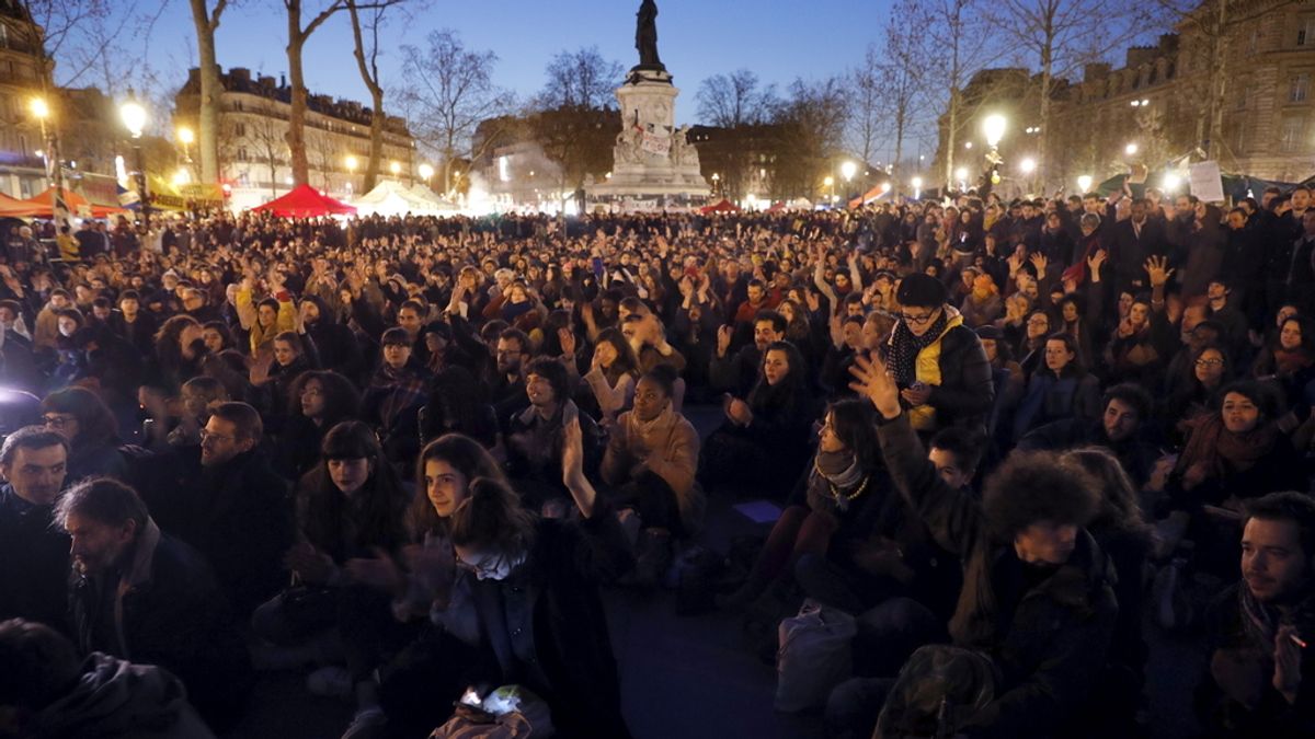 Cientos de personas se concentran frente a la vivienda de Manuel Valls