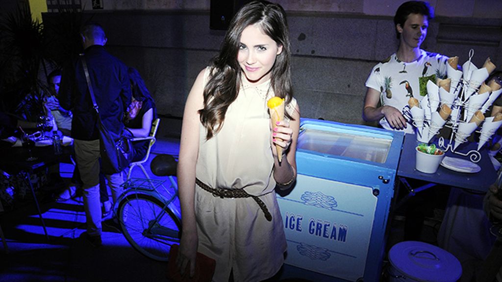 La guapísima Lucía Ramos refrescándose en la noche tropical de Pull & Bear