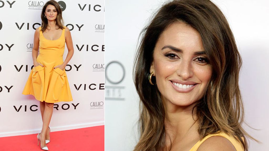 Penélope, con vestido de corte midi amarillo, stilettos y maquillaje en tonos naturales