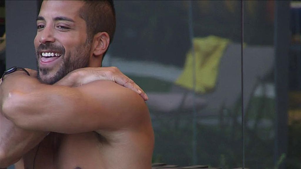 Piel bronceada y torso al descubierto... sube la temperatura en la casa de Guadalix