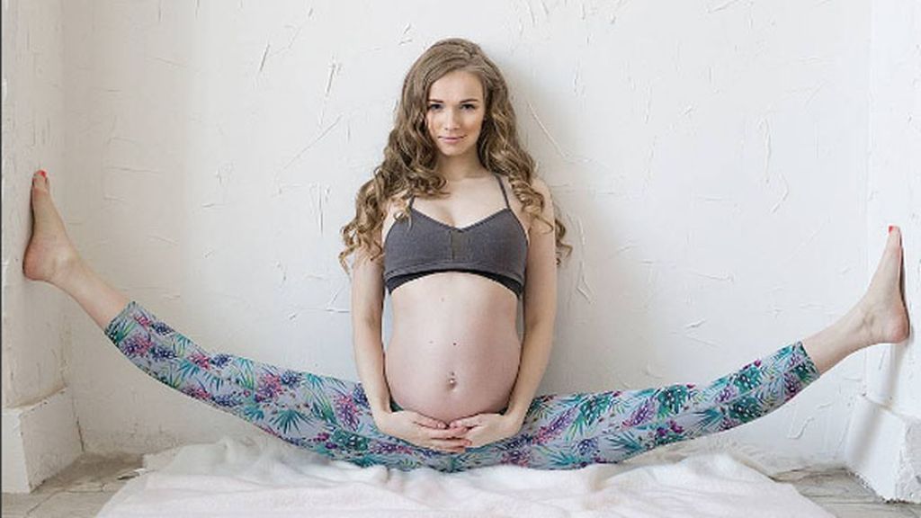 Demuestra que estar embarazada no es impedimento para practicar yoga
