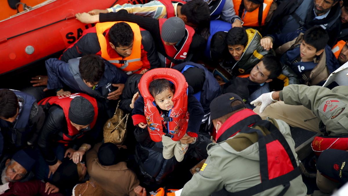 Refugiados sirios parten de las costas turcas hacia europa