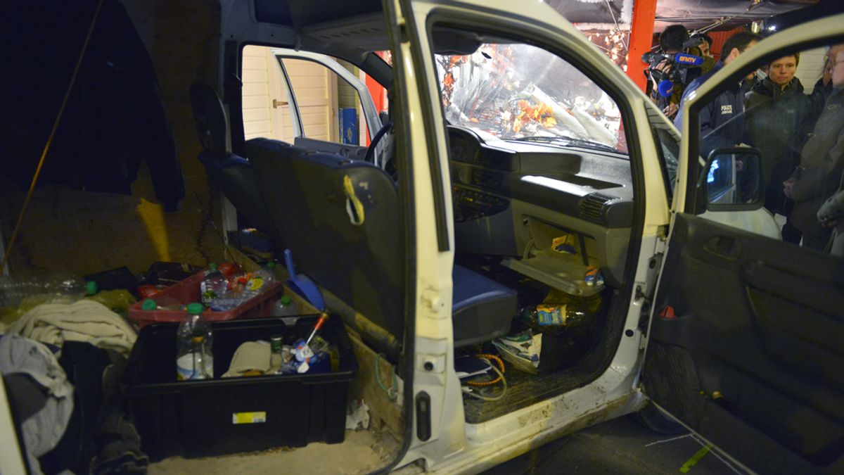 La furgoneta con la que un hombre embistió contra un mercadillo en Nantes