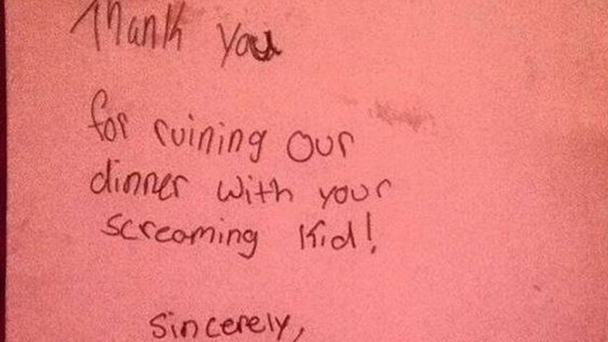 Una madre publica la nota que le dejaron en un restaurante quejándose de su hijo