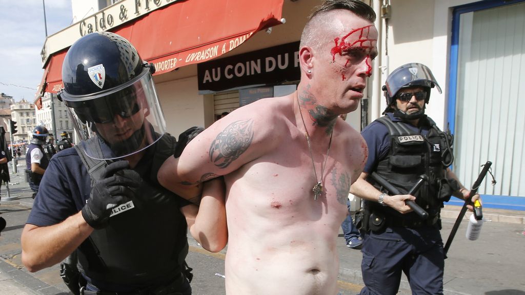 Ingleses y rusos se enfrentan por la calles de la ciudad portuaria