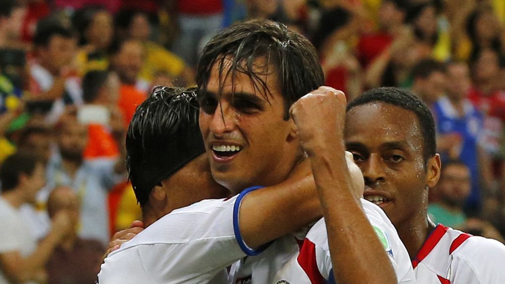 Los ticos felcitan a su capitán Bryan Ruiz