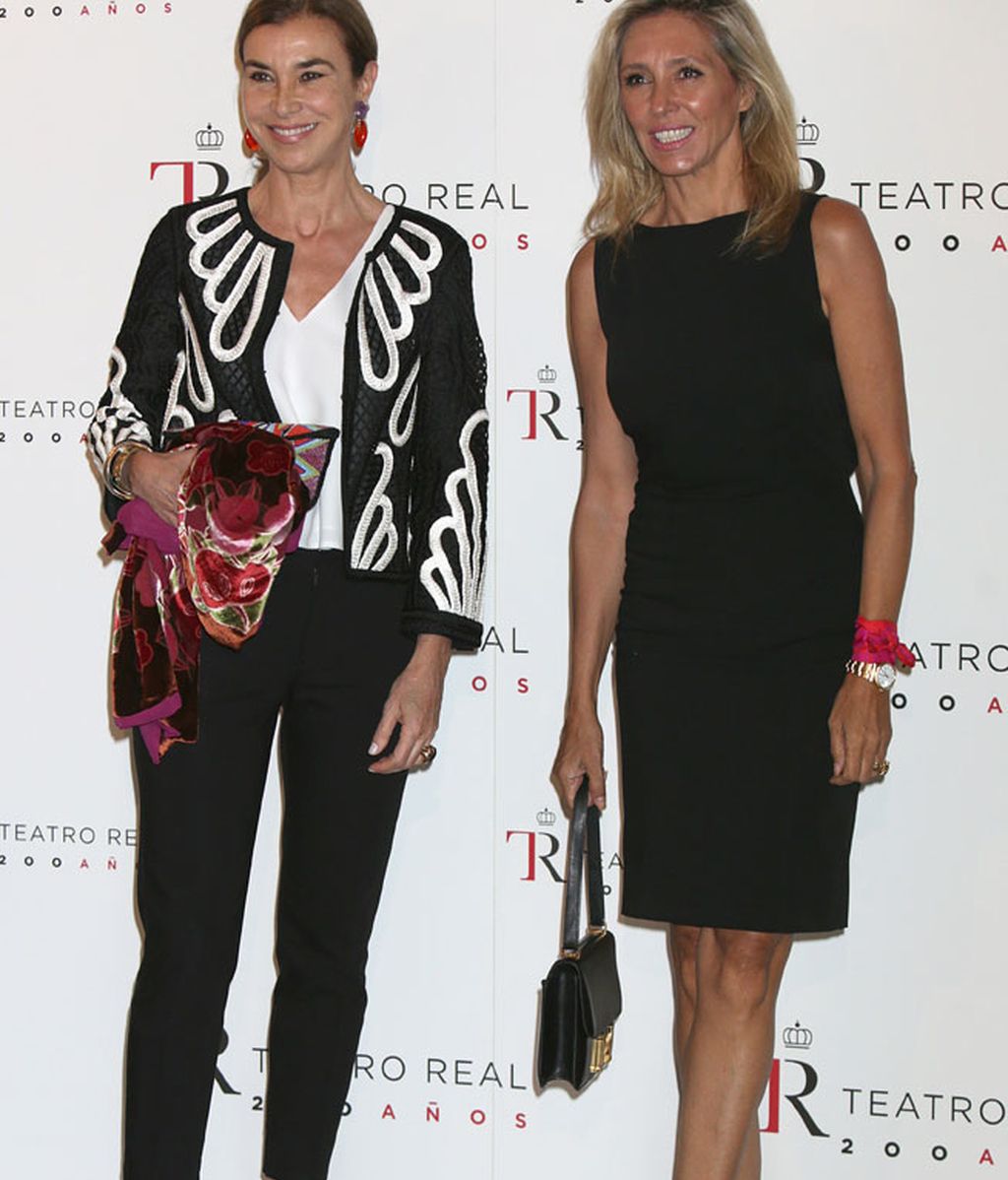 Carmen Posadas y Marta Robles, ambas de negro con toques de color