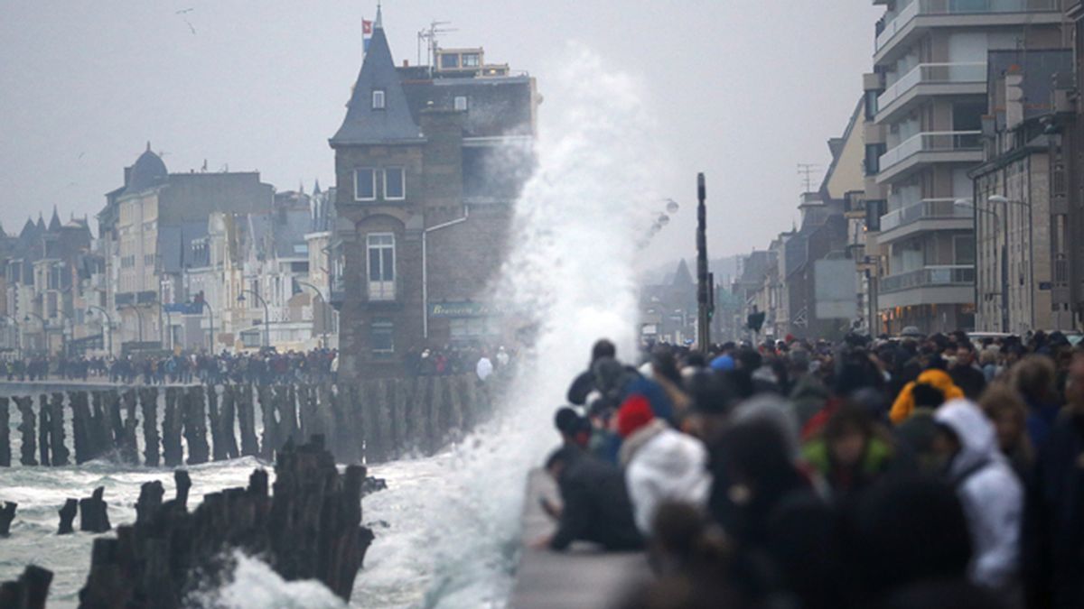 La costa francesa se enfrenta a la "marea del siglo"