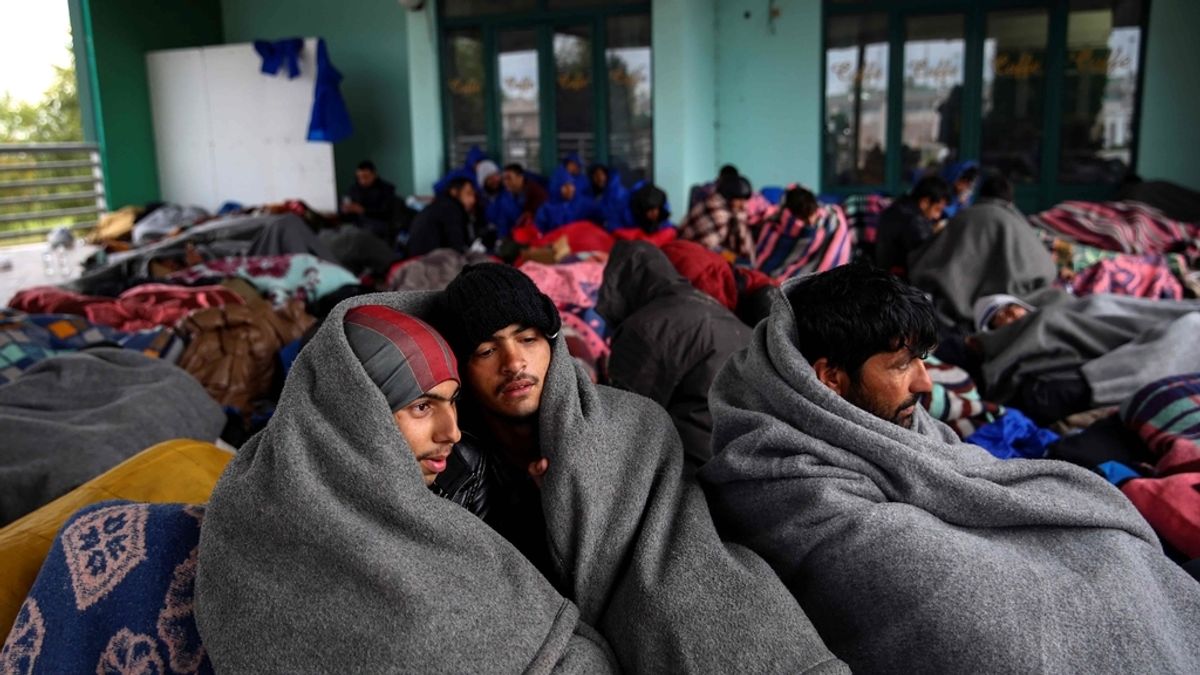 Refugiados y migrantes se acinan en una estación de petroleo abandonada en Serbia.