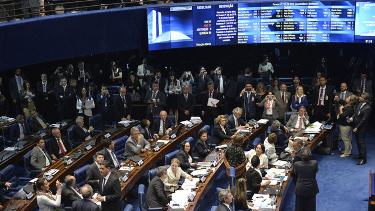 El Senado brasileño aprueba el informe que pone a Rousseff a un paso de la destitución