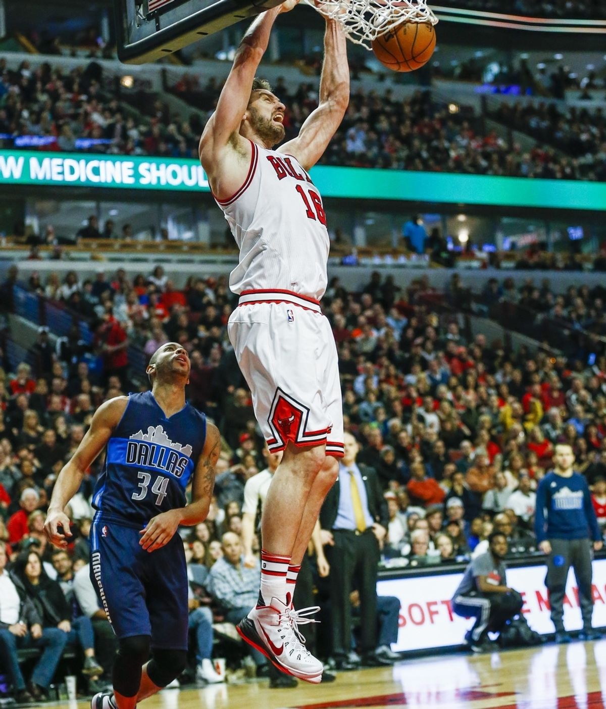 Pau Gasol se topa con Dallas