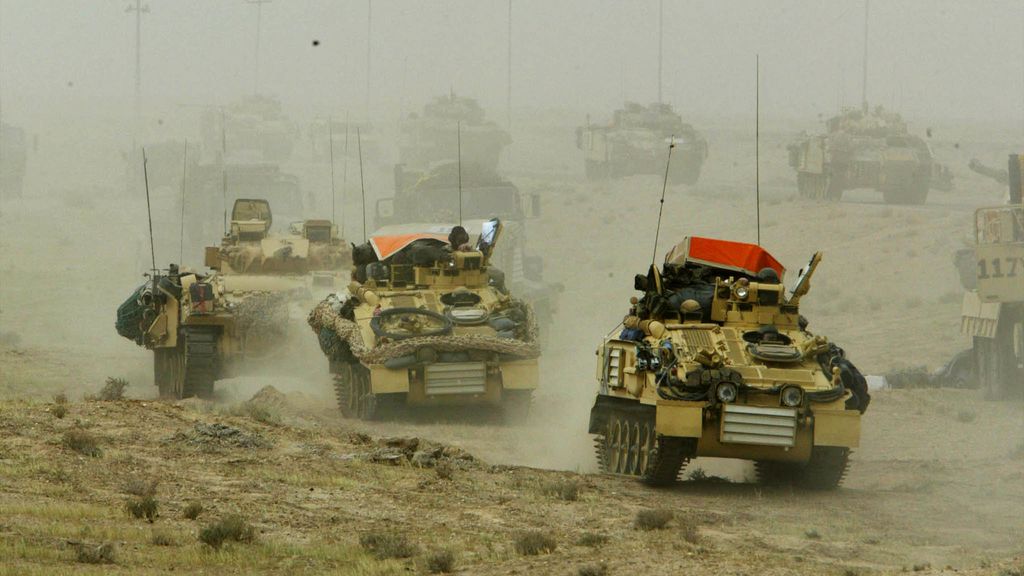 Los tanques británicos se desplazan por el sur de Irak