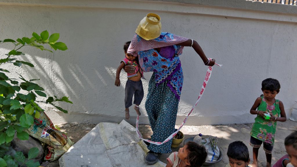 Con 15 meses de edad se pasa el día atada a una piedra