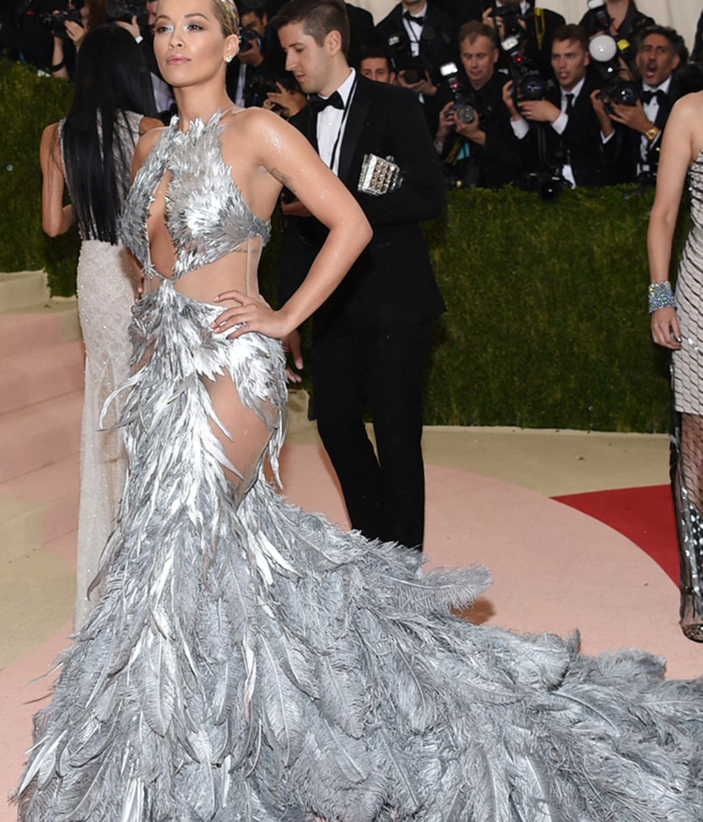 Rita Ora con vestido de Vera Wang
