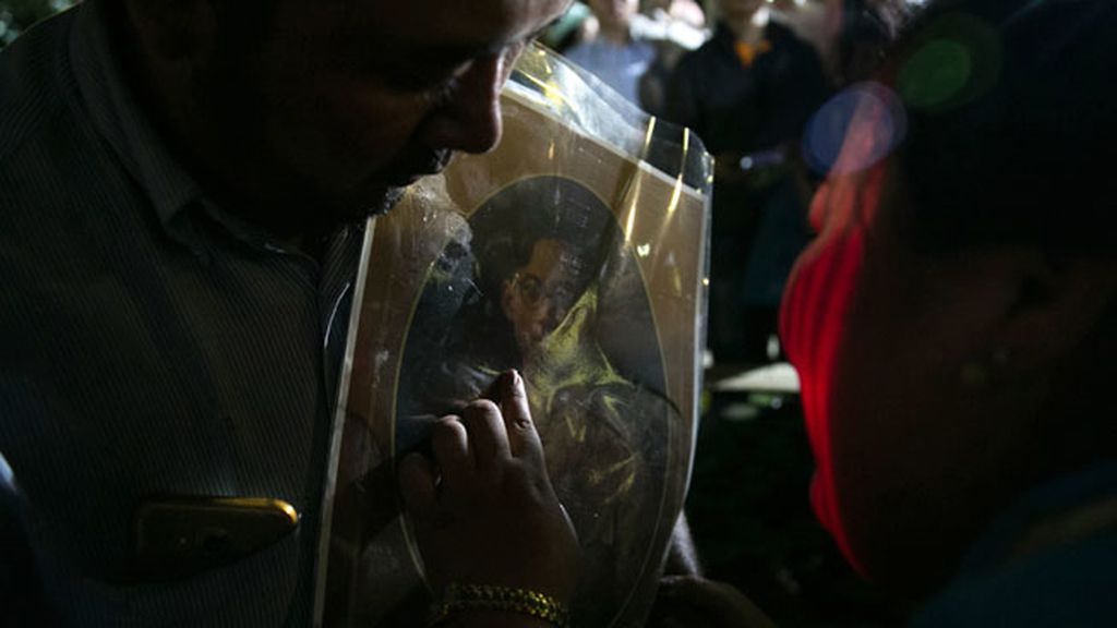 Los tailandeses lloran la muerte de Bhumibol, su rey durante 70 años.