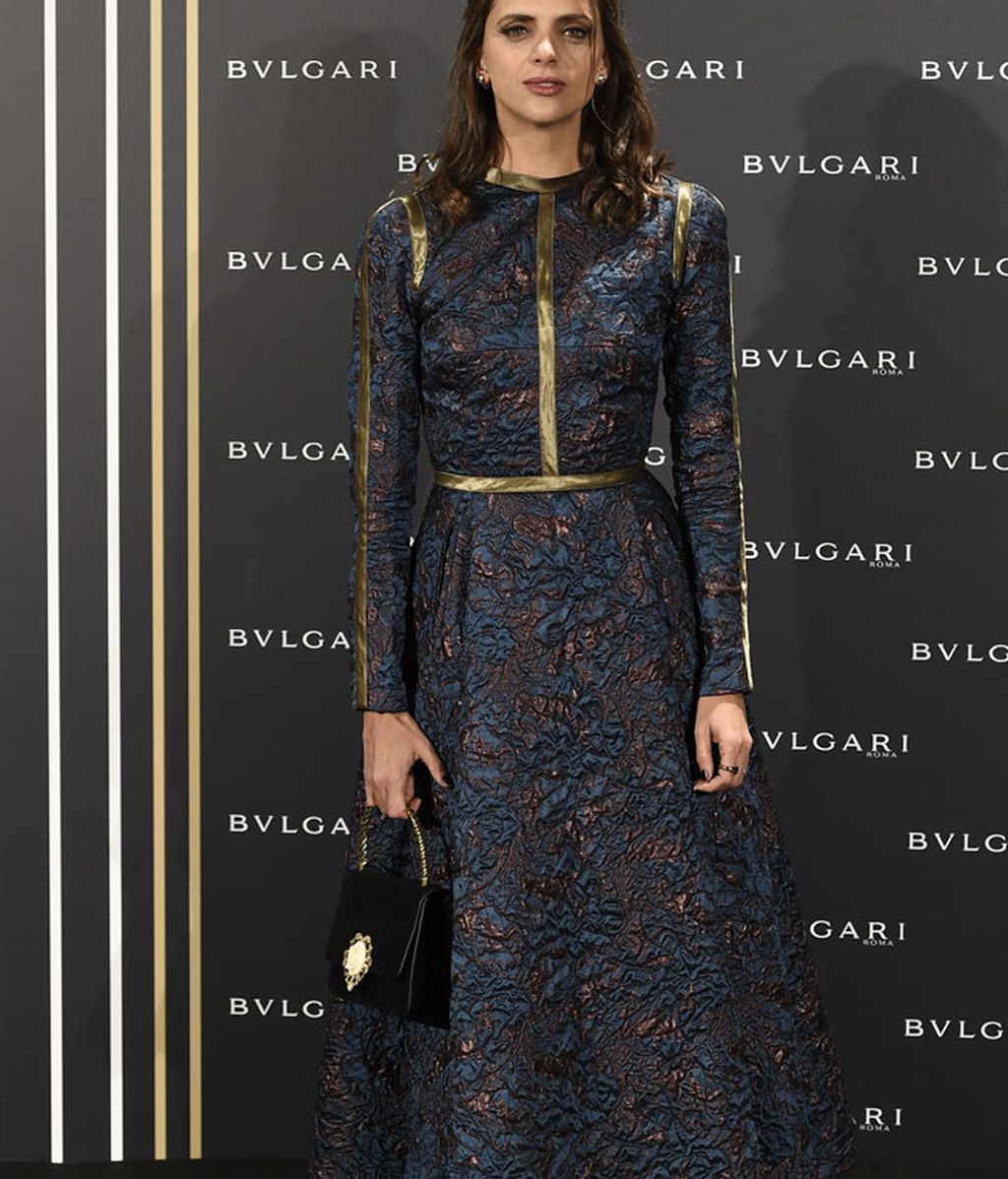 Macarena Gómez, vestido azul y cobre con ribetes dorados